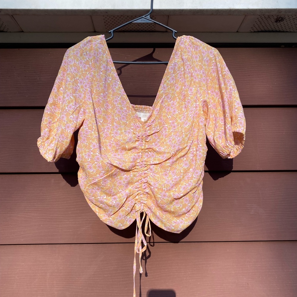 Woman’s large H&M pink and Orange floral shirt sleeve top with cinch front is